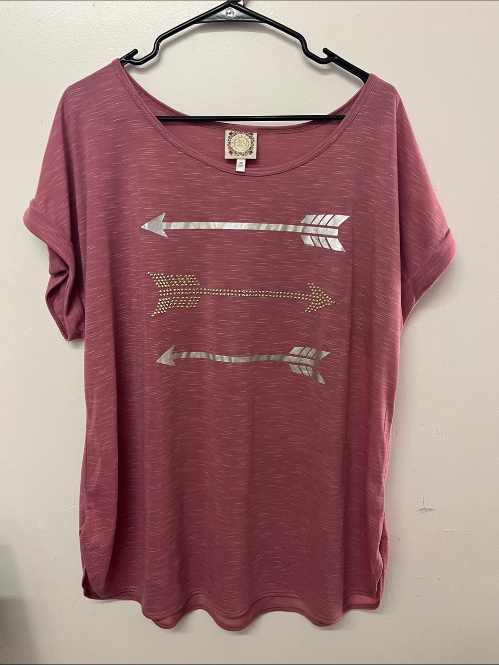 Short Sleeve Scoop Neck Tee with Metallic Arrow Design - Mauve Pink